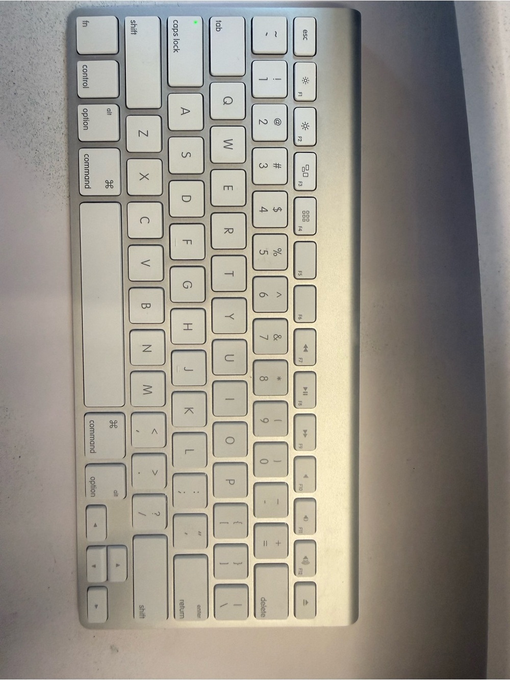 Apple Aluminum Wireless Keyboard in Silver and White